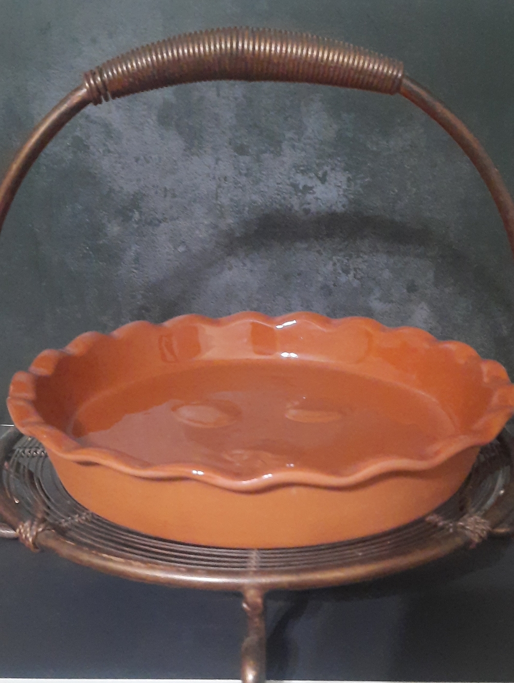 Tag Terracotta-Style Scalloped Pie Plate and Pie Holder